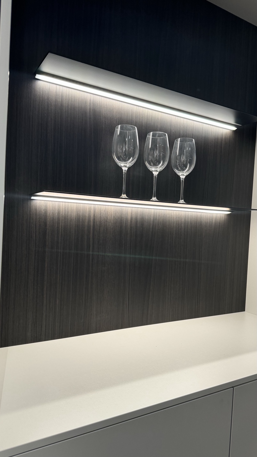 Beleuchtetes Regal mit integrierten Lichtprofilen